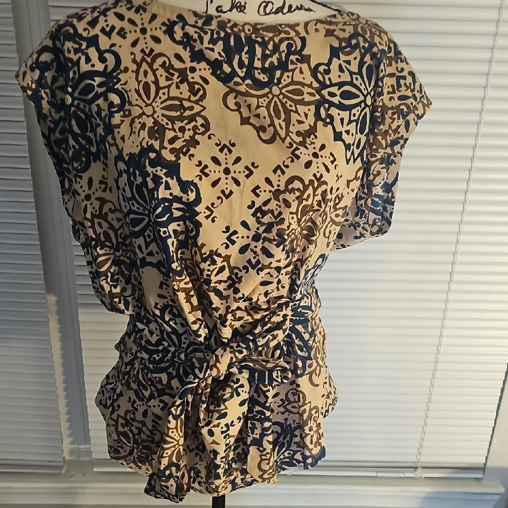 Stylish Women's Top in Brown and Black - Picture 2 of 4